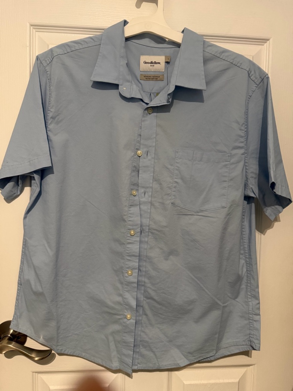 NWT Men’s Goodfellow & Co Light Blue Short Sleeve Button-Down Shirt. Size large.